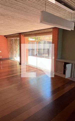 Casa à venda com 450m², 4 quartos e 4 vagas Casa à venda com 450m², 4 quartos e 4 vagasSala
