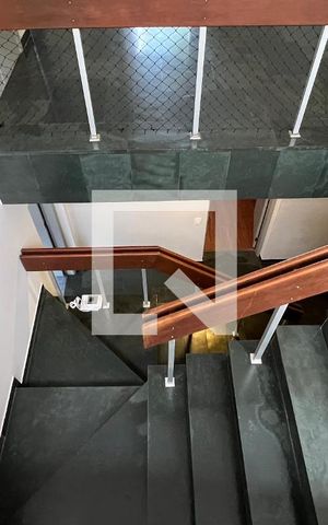 Casa à venda com 450m², 4 quartos e 4 vagas Casa à venda com 450m², 4 quartos e 4 vagasLiving