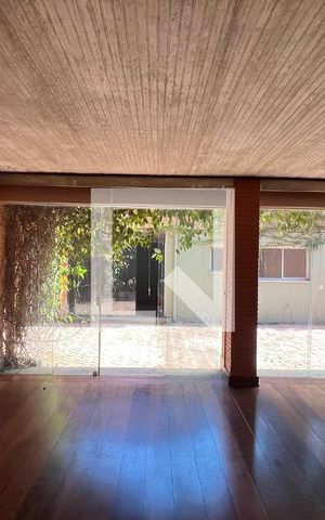 Casa à venda com 450m², 4 quartos e 4 vagas Casa à venda com 450m², 4 quartos e 4 vagasSala