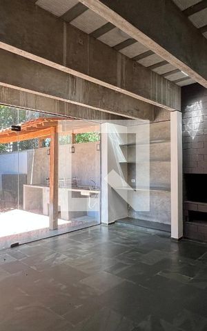 Casa à venda com 450m², 4 quartos e 4 vagas Casa à venda com 450m², 4 quartos e 4 vagasSalão
