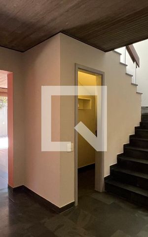 Casa à venda com 450m², 4 quartos e 4 vagas Casa à venda com 450m², 4 quartos e 4 vagasHall