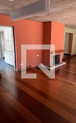 Casa à venda com 450m², 4 quartos e 4 vagas Casa à venda com 450m², 4 quartos e 4 vagasSala
