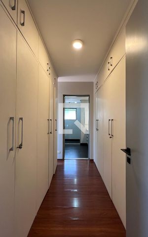 Casa à venda com 450m², 4 quartos e 4 vagas Casa à venda com 450m², 4 quartos e 4 vagasCloset da suíte 1