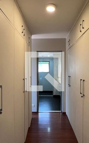 Casa à venda com 450m², 4 quartos e 4 vagas Casa à venda com 450m², 4 quartos e 4 vagasCloset da suíte 1