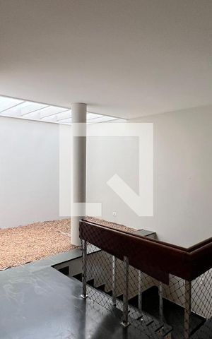 Casa à venda com 450m², 4 quartos e 4 vagas Casa à venda com 450m², 4 quartos e 4 vagasLiving