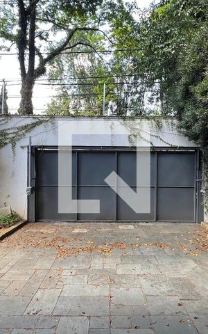 Casa à venda com 450m², 4 quartos e 4 vagas Casa à venda com 450m², 4 quartos e 4 vagasGaragem