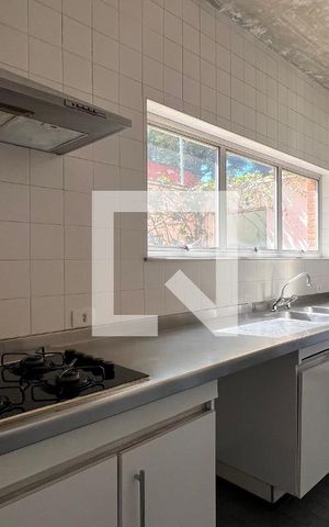 Casa à venda com 450m², 4 quartos e 4 vagas Casa à venda com 450m², 4 quartos e 4 vagasCozinha