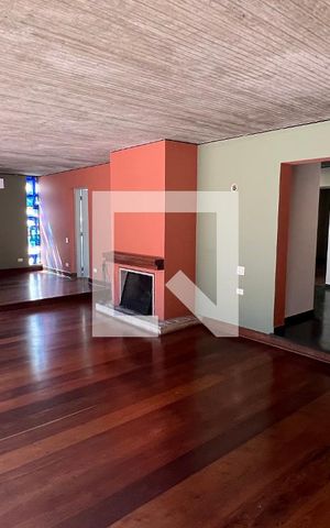 Casa à venda com 450m², 4 quartos e 4 vagas Casa à venda com 450m², 4 quartos e 4 vagasSala