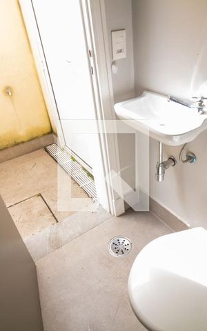Casa para alugar com 450m², 5 quartos e 3 vagasBanheiro de Serviço
