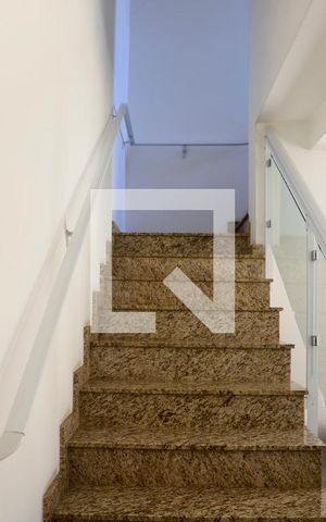 Casa à venda com 190m², 3 quartos e 2 vagas Casa à venda com 190m², 3 quartos e 2 vagasEscadas