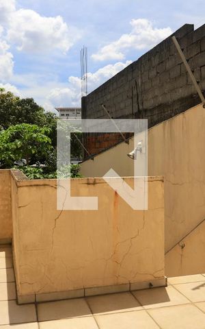 Casa à venda com 190m², 3 quartos e 2 vagas Casa à venda com 190m², 3 quartos e 2 vagasEscada Edícula