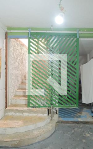 Casa à venda com 411m², 2 quartos e 2 vagasEscada