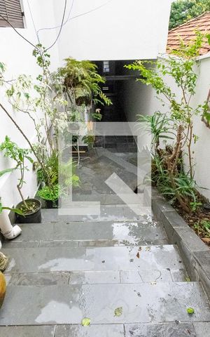 Casa à venda com 350m², 4 quartos e 4 vagas Casa à venda com 350m², 4 quartos e 4 vagasEscada externa