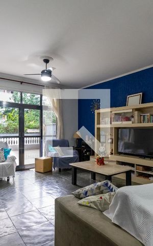 Casa à venda com 350m², 4 quartos e 4 vagas Casa à venda com 350m², 4 quartos e 4 vagasSala