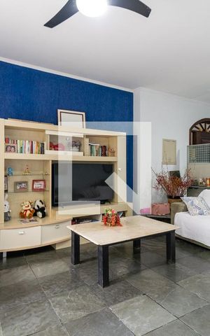 Casa à venda com 350m², 4 quartos e 4 vagas Casa à venda com 350m², 4 quartos e 4 vagasSala