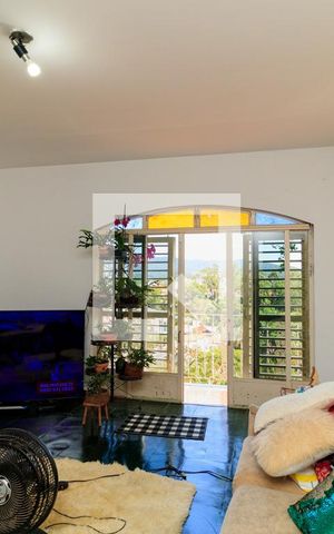 Casa à venda com 300m², 3 quartos e 5 vagas Casa à venda com 300m², 3 quartos e 5 vagasSala
