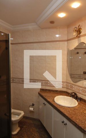 Casa à venda com 370m², 4 quartos e 8 vagasBanheiro Social