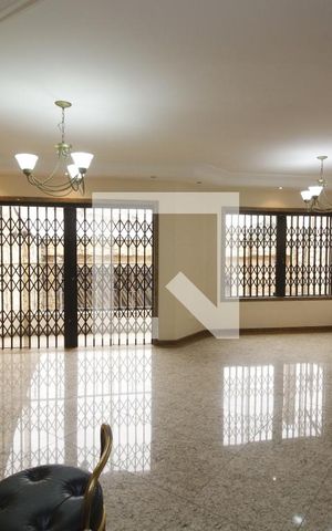 Casa à venda com 370m², 4 quartos e 8 vagasSala de TV
