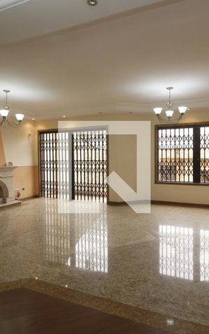 Casa à venda com 370m², 4 quartos e 8 vagasSala de TV