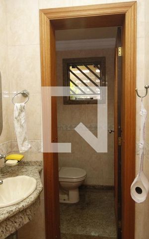 Casa à venda com 370m², 4 quartos e 8 vagasBanheiro de serviço