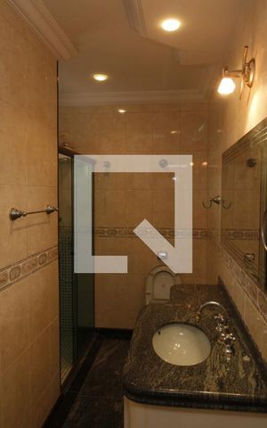 Casa à venda com 370m², 4 quartos e 8 vagasBanheiro da Suíte 2