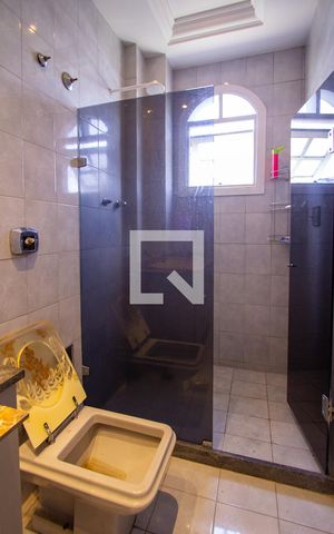 Casa para alugar com 511m², 4 quartos e 5 vagas Casa para alugar com 511m², 4 quartos e 5 vagasBanheiro da Suíte 1