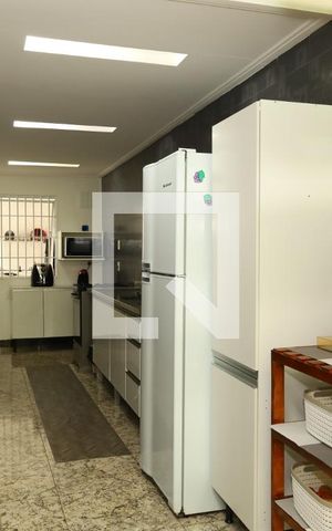 Casa para alugar com 330m², 6 quartos e 5 vagasCozinha