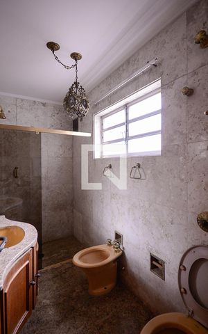 Casa à venda com 333m², 4 quartos e 2 vagas Casa à venda com 333m², 4 quartos e 2 vagasBanheiro do Quarto 3