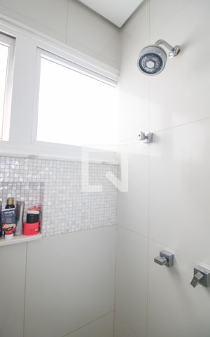 Casa à venda com 330m², 5 quartos e 3 vagas Casa à venda com 330m², 5 quartos e 3 vagasBanheiro do Quarto 5 (suíte master)
