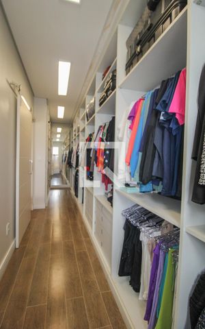 Casa à venda com 330m², 5 quartos e 3 vagas Casa à venda com 330m², 5 quartos e 3 vagasQuarto 5 (suíte master) - Closet