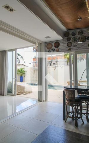 Casa à venda com 330m², 5 quartos e 3 vagas Casa à venda com 330m², 5 quartos e 3 vagasÁrea da Churrasqueira