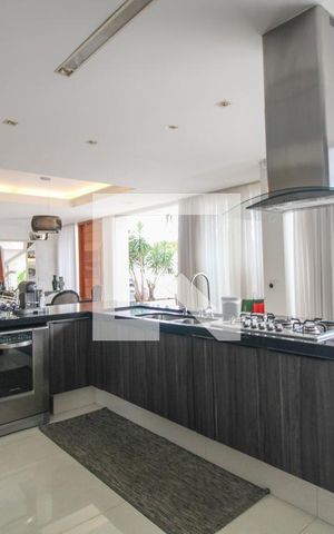 Casa à venda com 330m², 5 quartos e 3 vagas Casa à venda com 330m², 5 quartos e 3 vagasCozinha