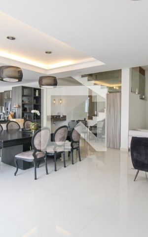 Casa à venda com 330m², 5 quartos e 3 vagas Casa à venda com 330m², 5 quartos e 3 vagasSala de estar e jantar