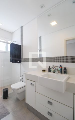 Casa à venda com 330m², 5 quartos e 3 vagas Casa à venda com 330m², 5 quartos e 3 vagasBanheiro do Quarto 3 (suíte)