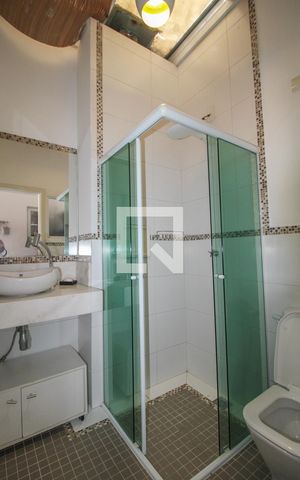 Casa à venda com 330m², 5 quartos e 3 vagas Casa à venda com 330m², 5 quartos e 3 vagasBanheiro da área da churrasqueira