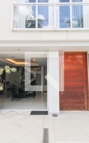 Casa à venda com 330m², 5 quartos e 3 vagas Casa à venda com 330m², 5 quartos e 3 vagasFachada