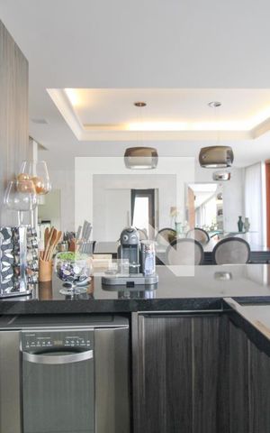 Casa à venda com 330m², 5 quartos e 3 vagas Casa à venda com 330m², 5 quartos e 3 vagasCozinha