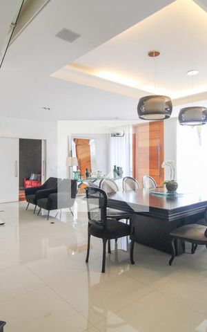 Casa à venda com 330m², 5 quartos e 3 vagas Casa à venda com 330m², 5 quartos e 3 vagasSala de estar e jantar
