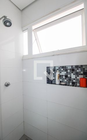 Casa à venda com 330m², 5 quartos e 3 vagas Casa à venda com 330m², 5 quartos e 3 vagasBanheiro do Quarto 4 (suíte)