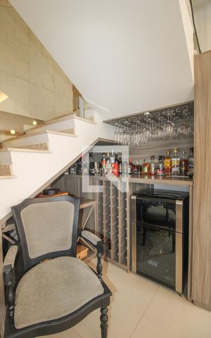 Casa à venda com 330m², 5 quartos e 3 vagas Casa à venda com 330m², 5 quartos e 3 vagasSala de estar e jantar