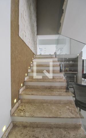 Casa à venda com 330m², 5 quartos e 3 vagas Casa à venda com 330m², 5 quartos e 3 vagasEscada