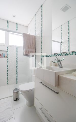 Casa à venda com 330m², 5 quartos e 3 vagas Casa à venda com 330m², 5 quartos e 3 vagasBanheiro social