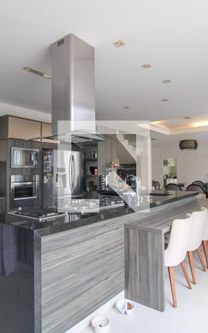 Casa à venda com 330m², 5 quartos e 3 vagas Casa à venda com 330m², 5 quartos e 3 vagasCozinha