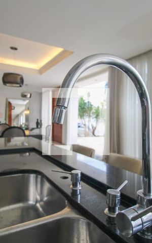 Casa à venda com 330m², 5 quartos e 3 vagas Casa à venda com 330m², 5 quartos e 3 vagasCozinha