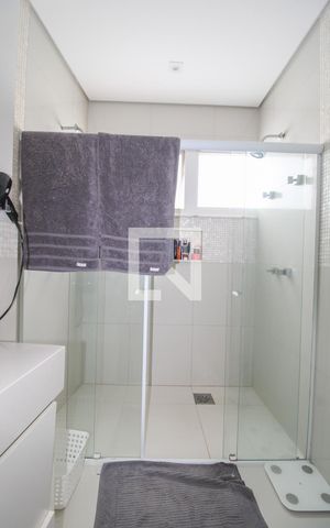 Casa à venda com 330m², 5 quartos e 3 vagas Casa à venda com 330m², 5 quartos e 3 vagasBanheiro do Quarto 5 (suíte master)