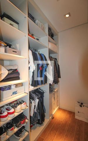 Casa à venda com 330m², 5 quartos e 3 vagas Casa à venda com 330m², 5 quartos e 3 vagasQuarto 3 (suíte) - Closet