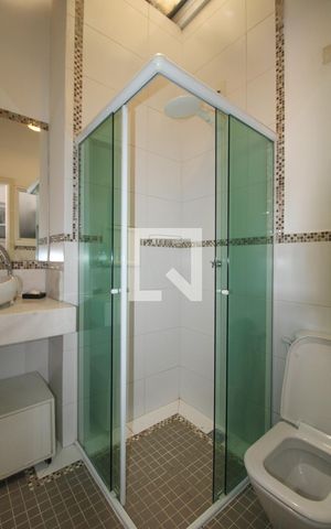 Casa à venda com 330m², 5 quartos e 3 vagas Casa à venda com 330m², 5 quartos e 3 vagasBanheiro da área da churrasqueira