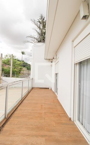 Casa à venda com 330m², 5 quartos e 3 vagas Casa à venda com 330m², 5 quartos e 3 vagasVaranda do Quarto 1 e do Quarto 2