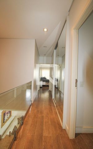 Casa à venda com 330m², 5 quartos e 3 vagas Casa à venda com 330m², 5 quartos e 3 vagasCorredor