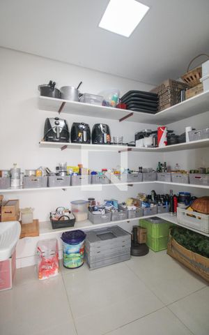 Casa à venda com 330m², 5 quartos e 3 vagas Casa à venda com 330m², 5 quartos e 3 vagasCozinha - Despensa